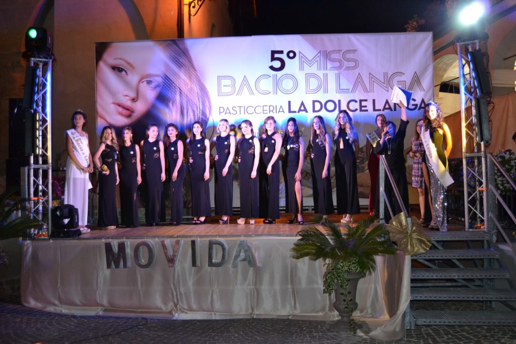 Ragazze sul palco di Miss Bacio di Langa 2017