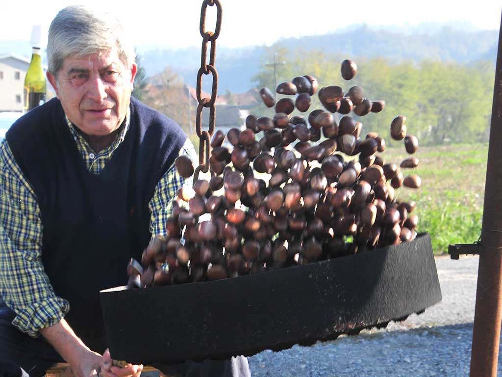 Un uomo sta facendo cuocere le castagne