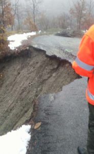 strada franata tra Pareto e Montechiaro