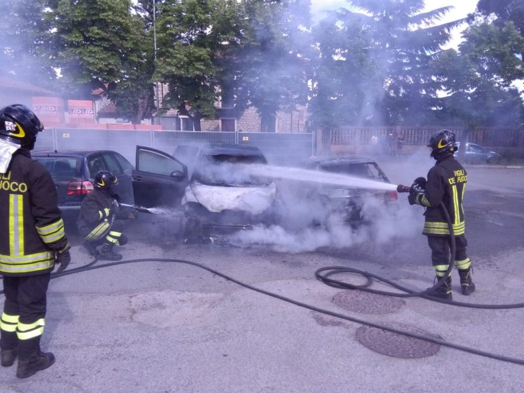 Strevi, auto a fuoco