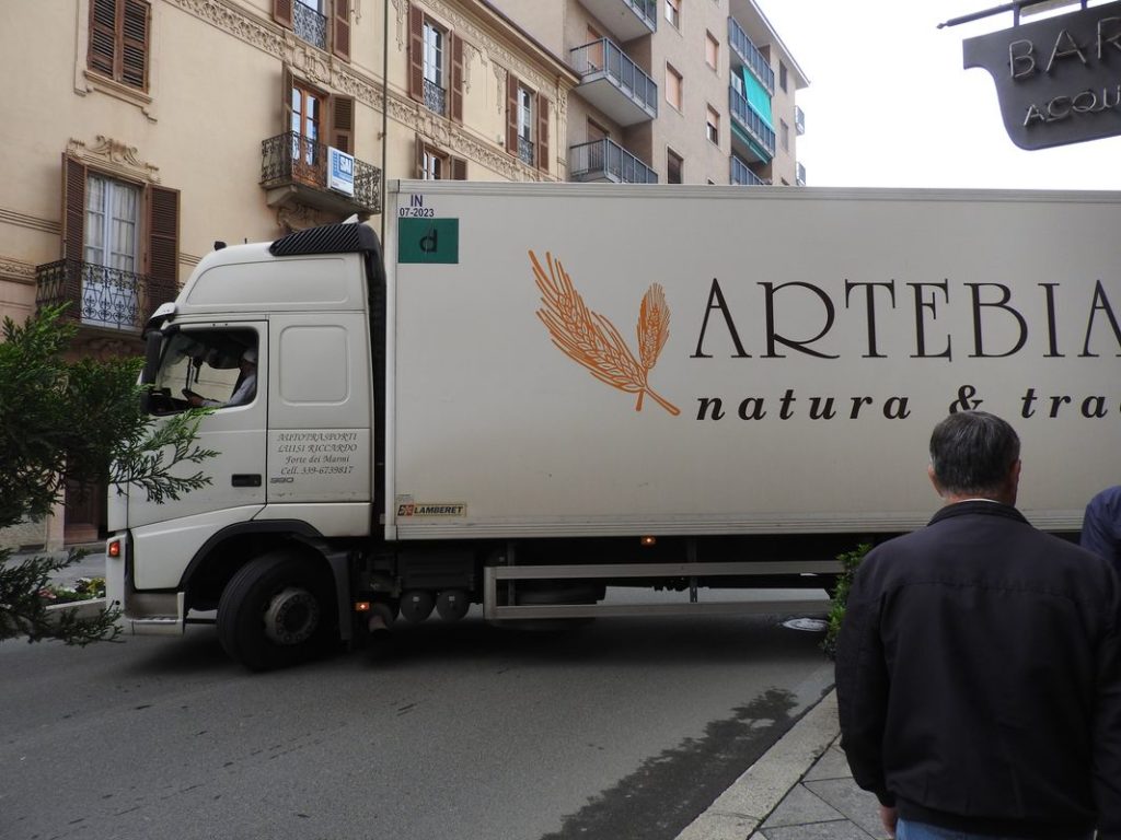 corso Bagni, camion fa inversione di marcia