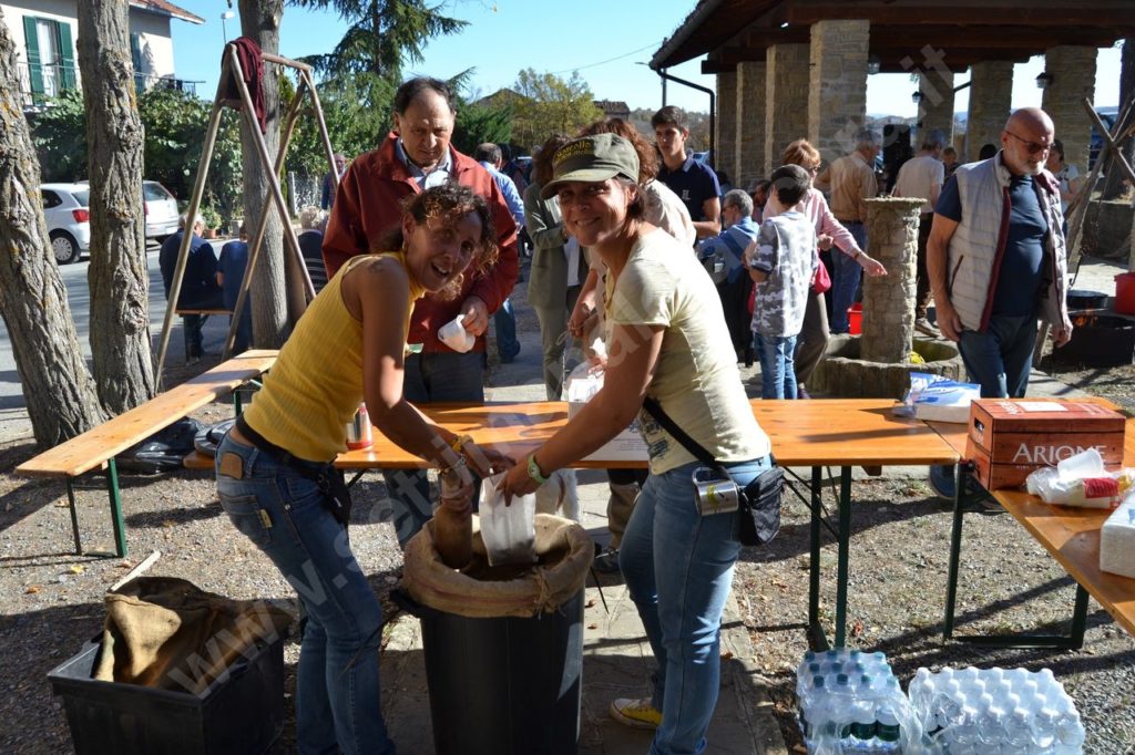 Pareto, bosco in festa d’autunno fiera del tartufo e dei frutti autunnali: funghi e castagne