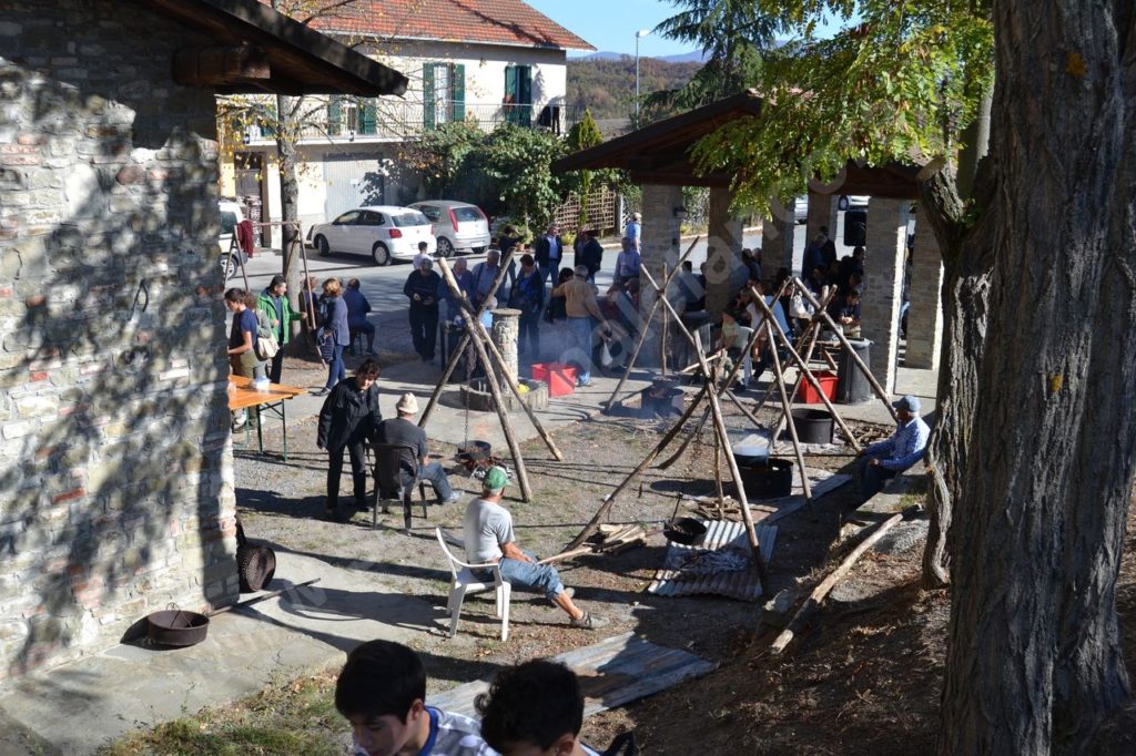 Pareto, bosco in festa d’autunno fiera del tartufo e dei frutti autunnali: funghi e castagne