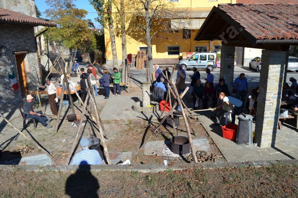 Pareto, bosco in festa d’autunno fiera del tartufo e dei frutti autunnali: funghi e castagne