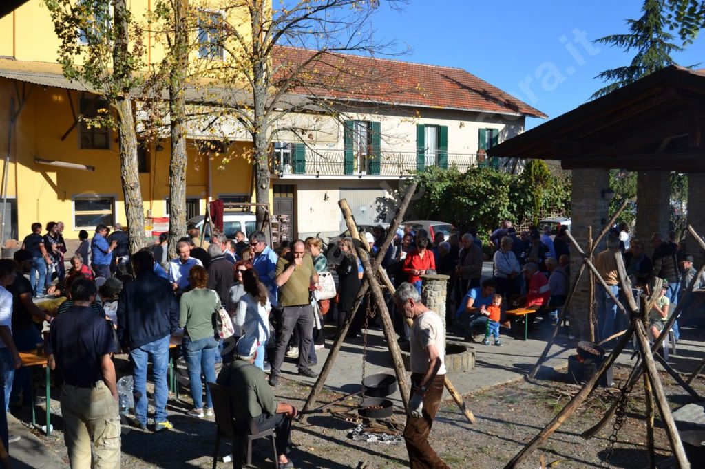 Pareto, bosco in festa d’autunno fiera del tartufo e dei frutti autunnali: funghi e castagne