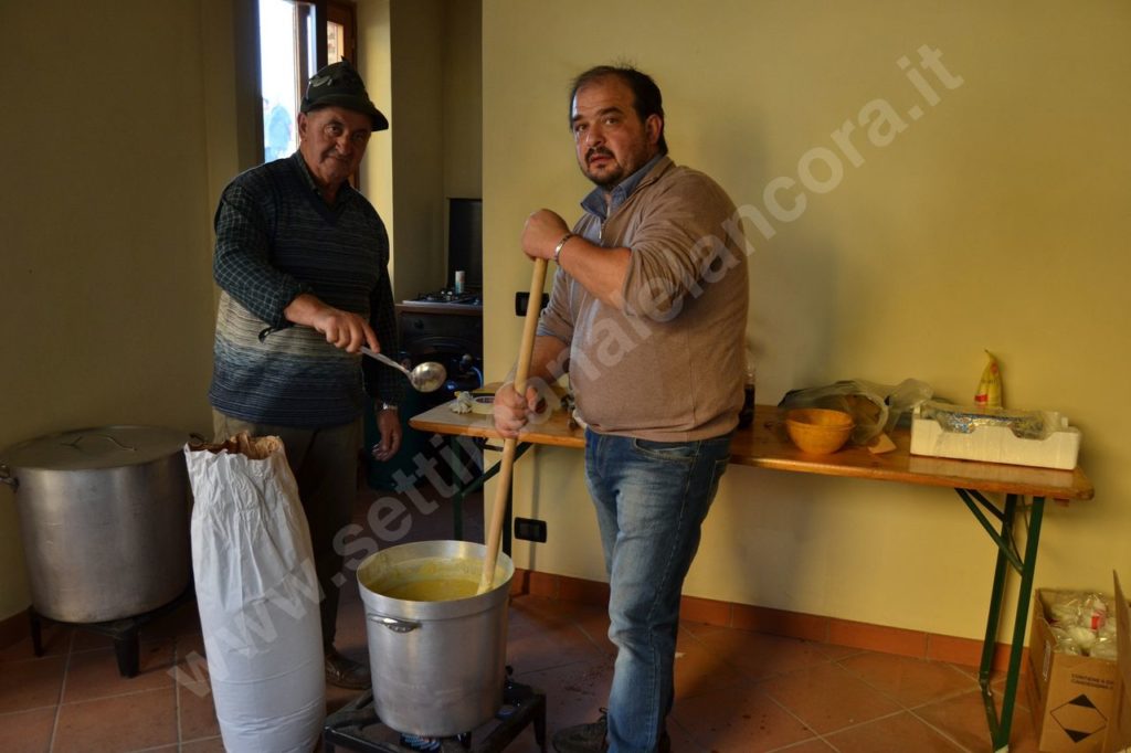 Pareto, bosco in festa d’autunno fiera del tartufo e dei frutti autunnali: funghi e castagne