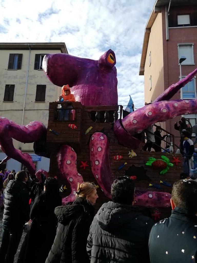 Al Carnevale del Cristo trionfa il carro di Sezzadio, 3° il carro di Castelnuovo Belbo