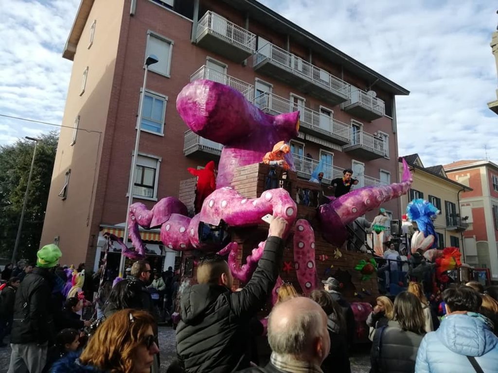 Al Carnevale del Cristo trionfa il carro di Sezzadio, 3° il carro di Castelnuovo Belbo