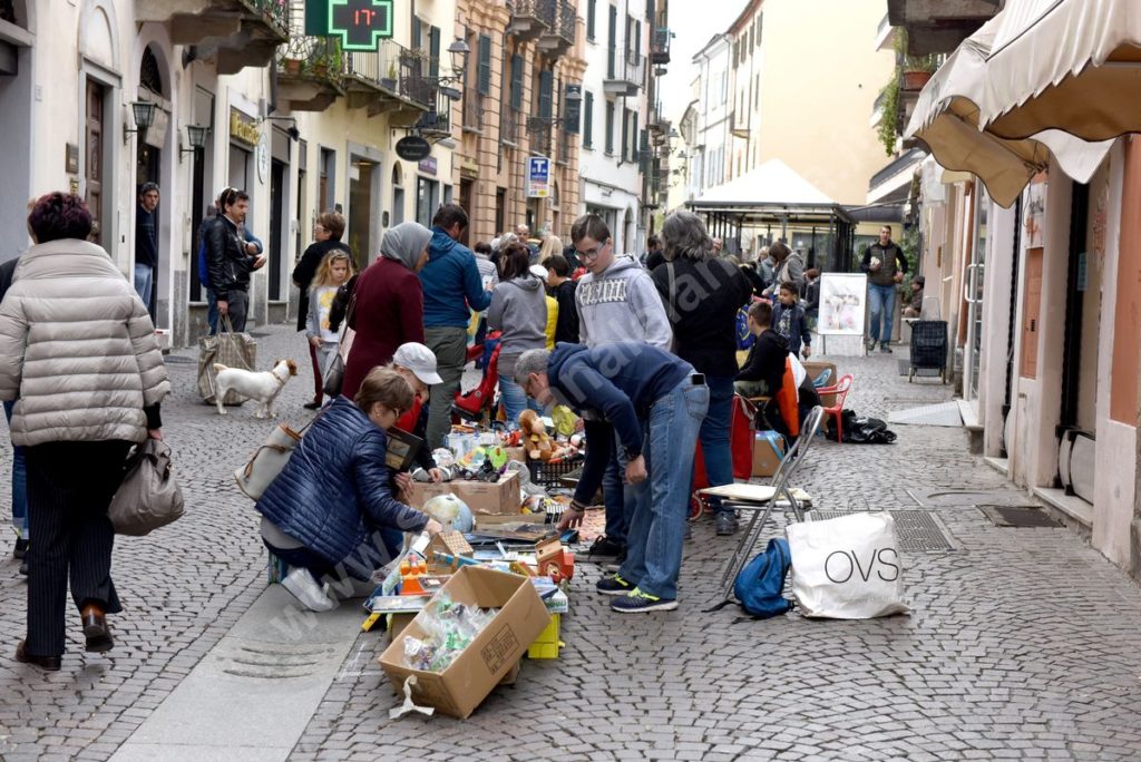 mercatino del bambino "Giocando si impara"