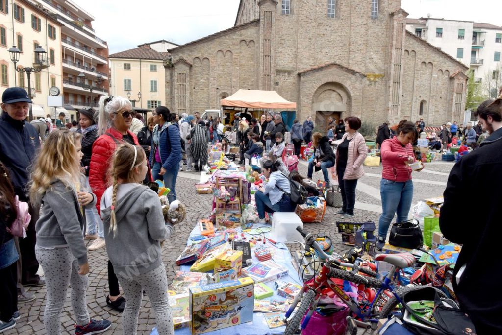 mercatino del bambino "Giocando si impara"