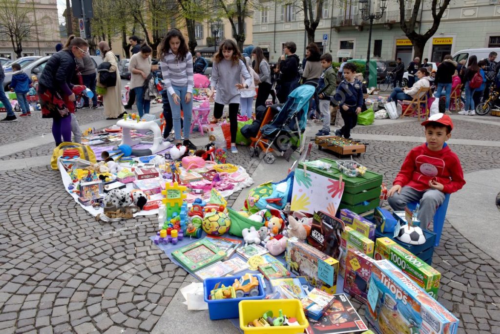 mercatino del bambino "Giocando si impara"