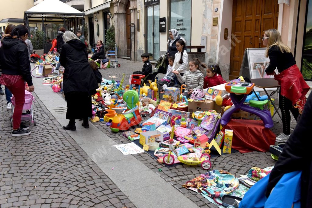 mercatino del bambino "Giocando si impara"