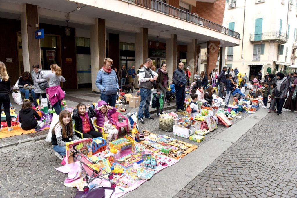 mercatino del bambino "Giocando si impara"