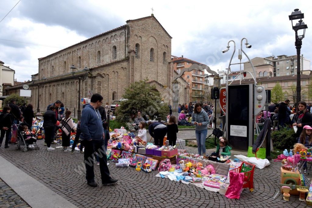 mercatino del bambino "Giocando si impara"