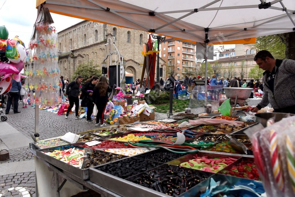 mercatino del bambino "Giocando si impara"