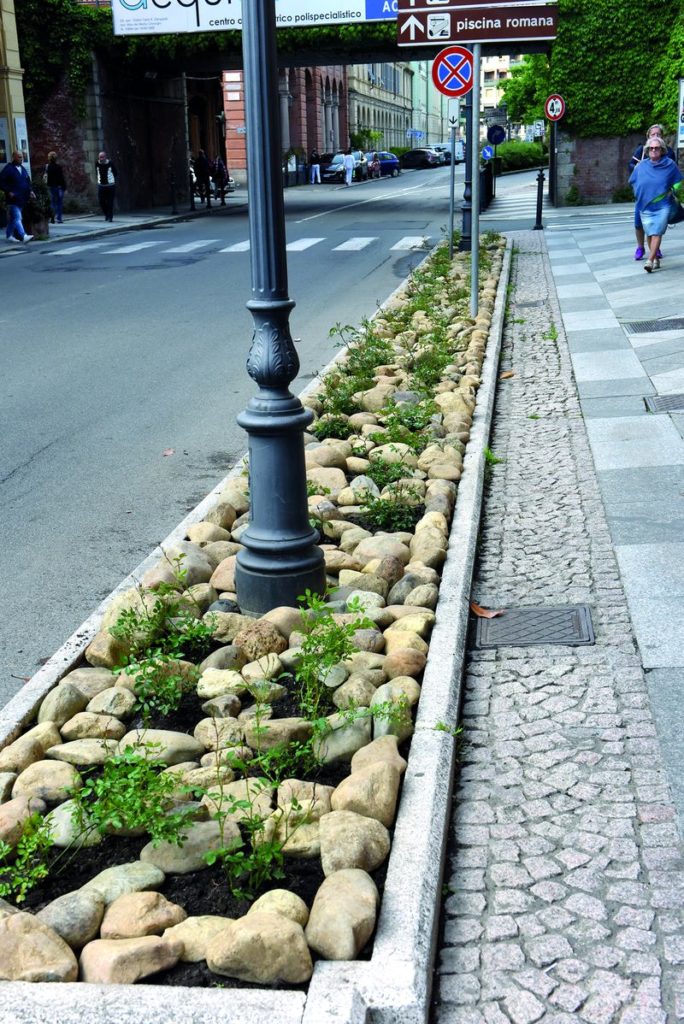 corso Bagni aiuola con sassi