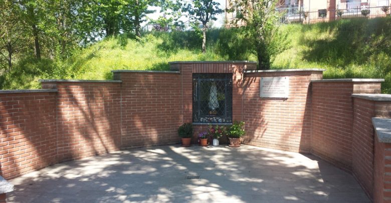 Presso la Cappella della Madonna di Fatima di via Firenze posta una grande croce di ferro