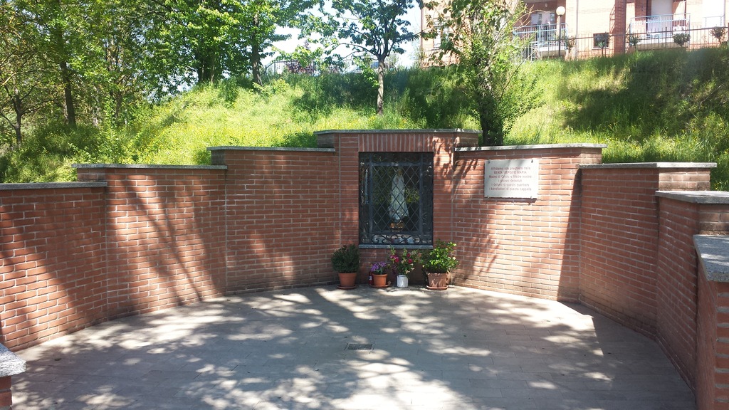 Presso la Cappella della Madonna di Fatima di via Firenze posta una grande croce di ferro