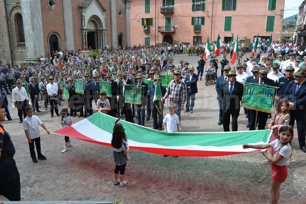 Vesime, 31ª Festa ANA Sezione di Asti una imponente sfilata con 70 gagliardetti e 14 vessilli