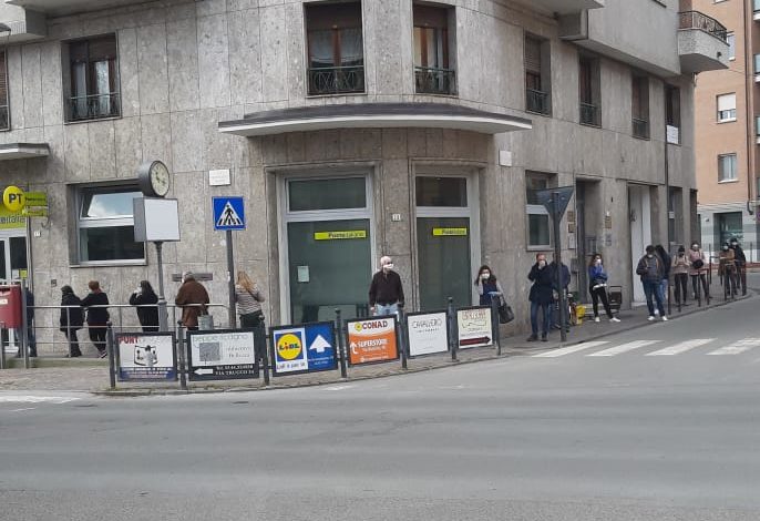 Gente in coda alle Poste di Acqui Terme