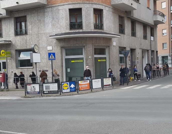 Gente in coda alle Poste di Acqui Terme