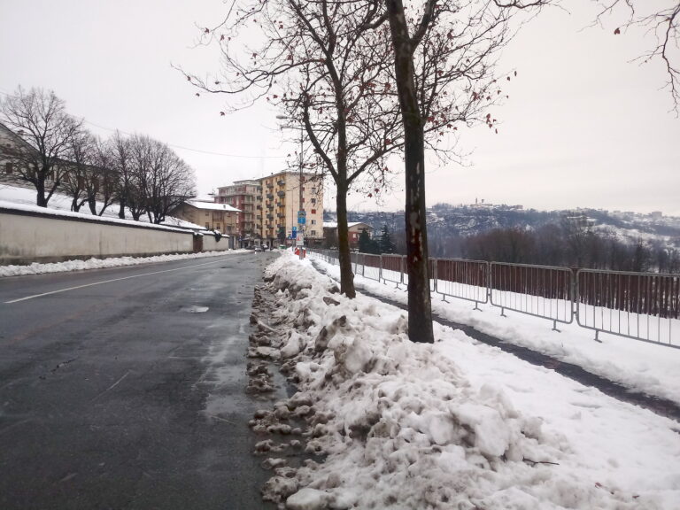 Lavori in via Gramsci: demolizione e ricostruzione del marciapiede